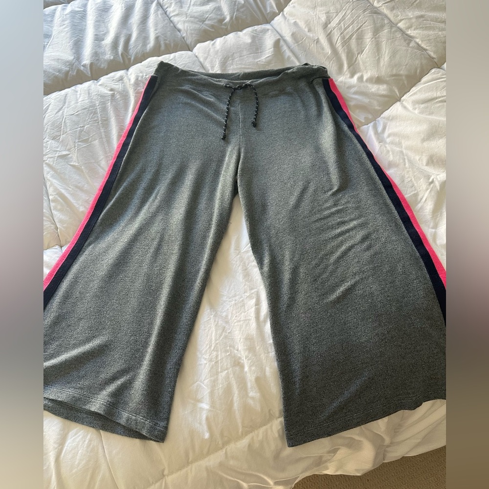 Sundry cropped sweatpants, size large (3) - Picture 3 of 13